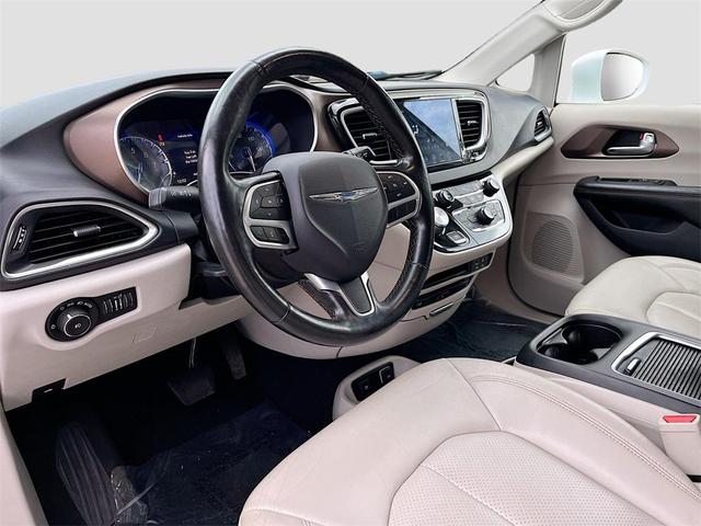 Photo of 2019 Bright White Clearcoat Chrysler Pacifica