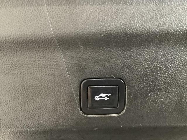 Photo of 2021 White Frost Tricoat GMC Yukon