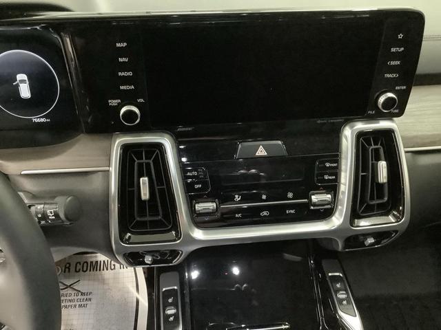 Photo of 2021 Glacial White Pearl Kia Sorento