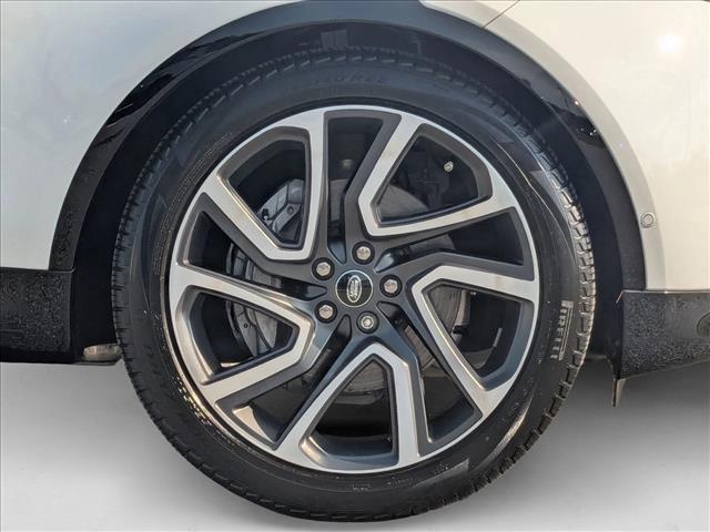 Photo of 2024 Fuji White Land Rover Discovery