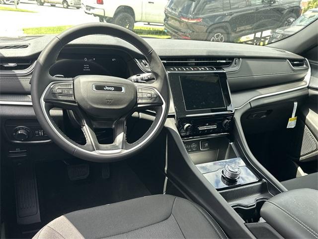 Photo of 2025 Diamond Black Jeep Grand Cherokee L