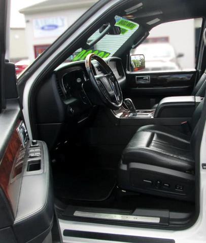 Photo of 2015 White Platinum Metallic Tri-Coat Lincoln Navigator