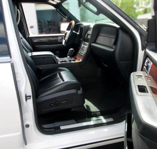 Photo of 2015 White Platinum Metallic Tri-Coat Lincoln Navigator
