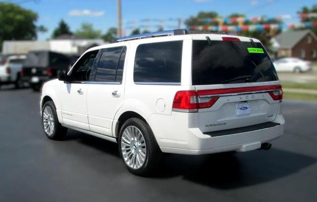 Photo of 2015 White Platinum Metallic Tri-Coat Lincoln Navigator