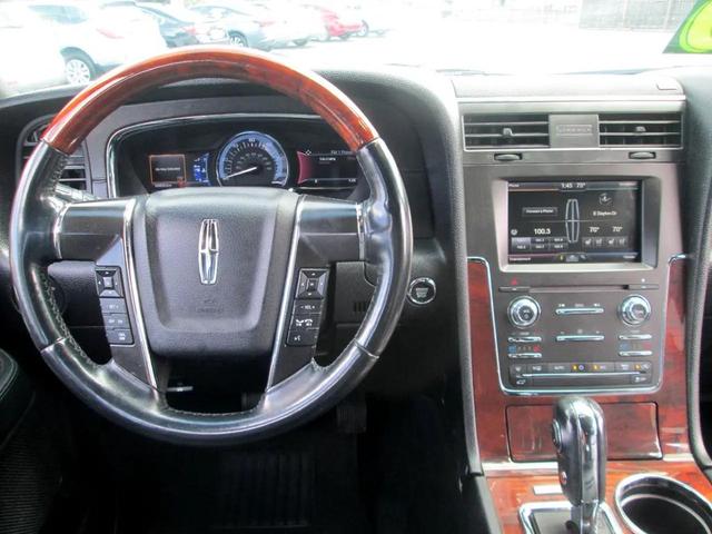 Photo of 2015 White Platinum Metallic Tri-Coat Lincoln Navigator