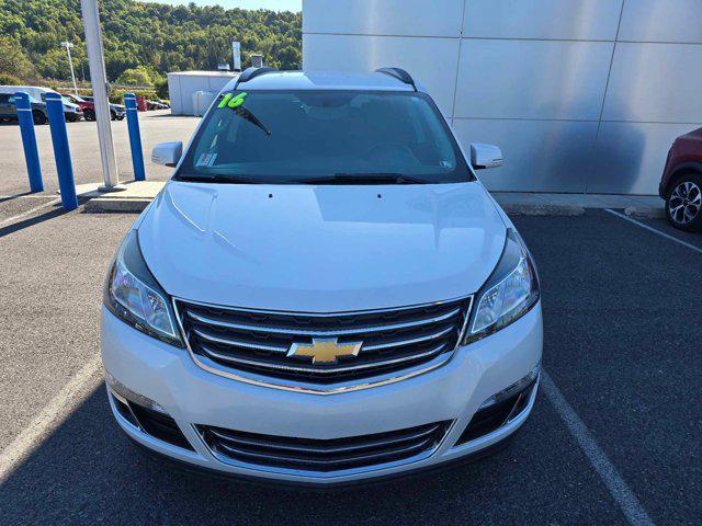 Photo of 2016 Iridescent Pearl Tricoat Chevrolet Traverse