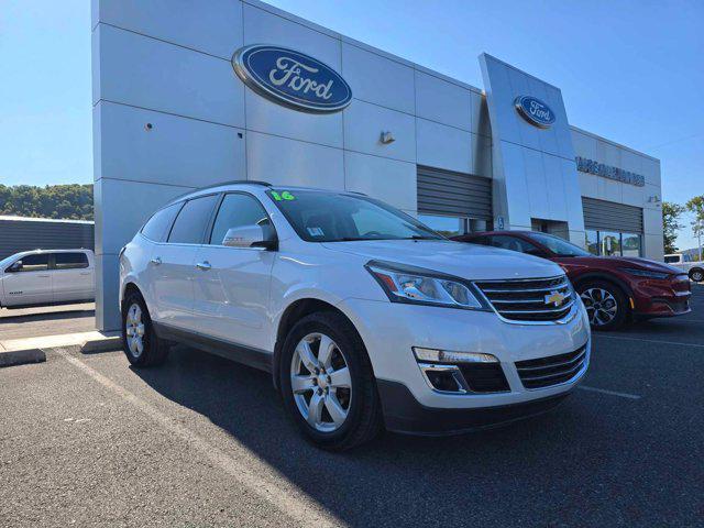 Photo of 2016 Iridescent Pearl Tricoat Chevrolet Traverse