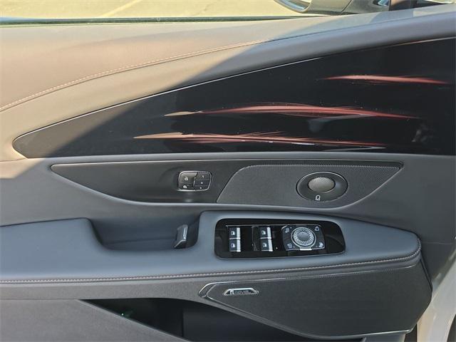 Photo of 2025 White Platinum Metallic Tri-Coat Lincoln Nautilus