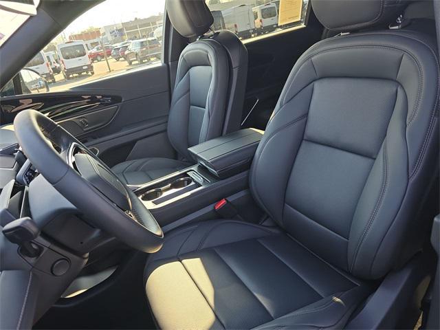 Photo of 2025 White Platinum Metallic Tri-Coat Lincoln Nautilus