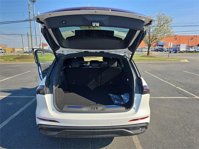 Photo of 2025 White Platinum Metallic Tri-Coat Lincoln Nautilus