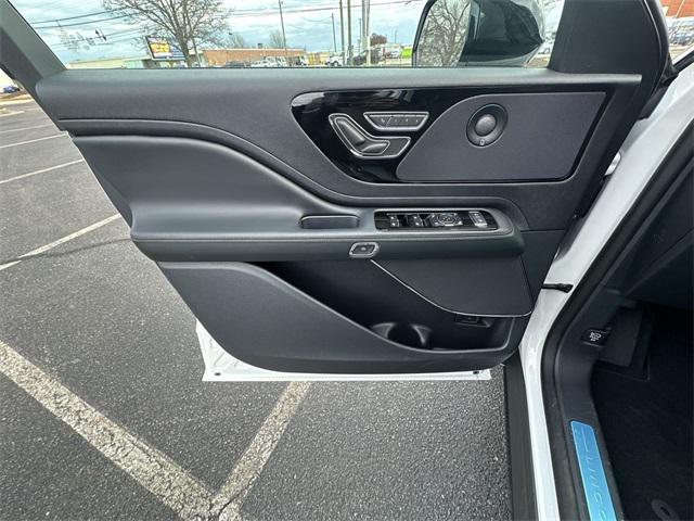 Photo of 2025 Pristine White Metallic Tri-Coat Lincoln Aviator