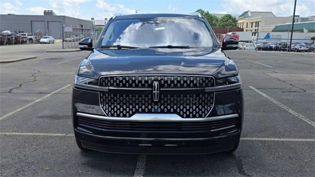 Photo of 2025 Starlight Gray Premium Colorant Lincoln Navigator