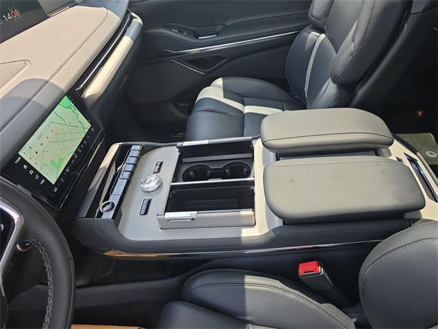 Photo of 2025 Starlight Gray Premium Colorant Lincoln Navigator