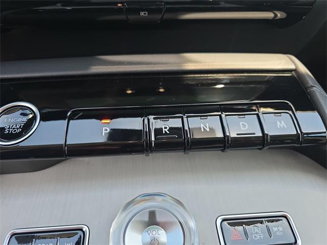 Photo of 2025 Starlight Gray Premium Colorant Lincoln Navigator
