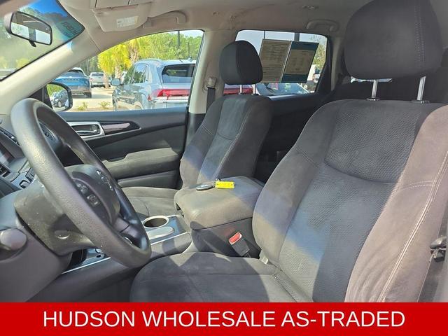 Photo of 2015 Glacier White Nissan Pathfinder