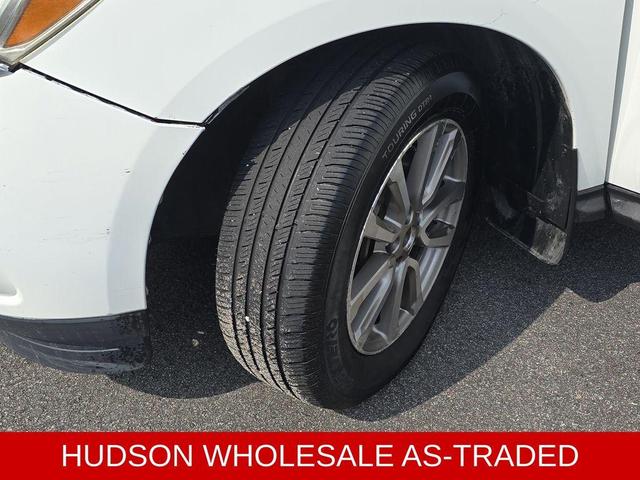 Photo of 2015 Glacier White Nissan Pathfinder
