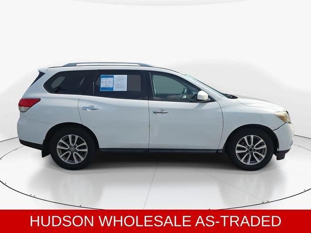 Photo of 2015 Glacier White Nissan Pathfinder