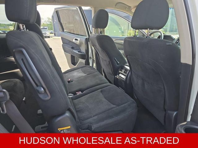 Photo of 2015 Glacier White Nissan Pathfinder