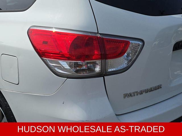 Photo of 2015 Glacier White Nissan Pathfinder