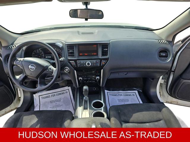 Photo of 2015 Glacier White Nissan Pathfinder