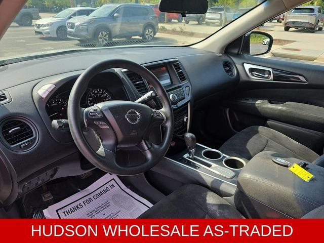 Photo of 2015 Glacier White Nissan Pathfinder