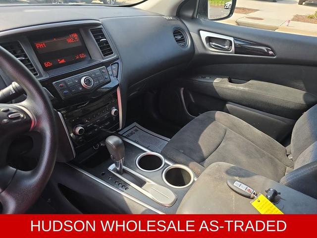Photo of 2015 Glacier White Nissan Pathfinder