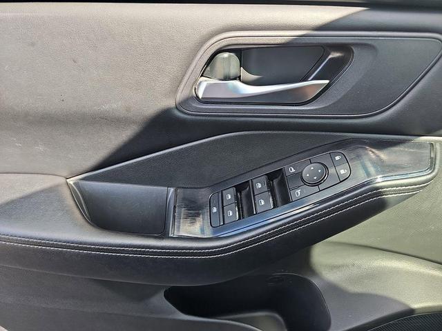 Photo of 2024 Black Nissan Rogue