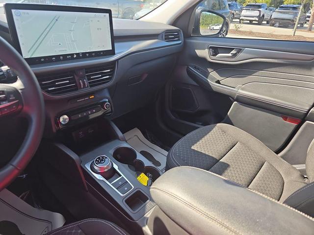 Photo of 2023 Iconic Silver Metallic Ford Escape
