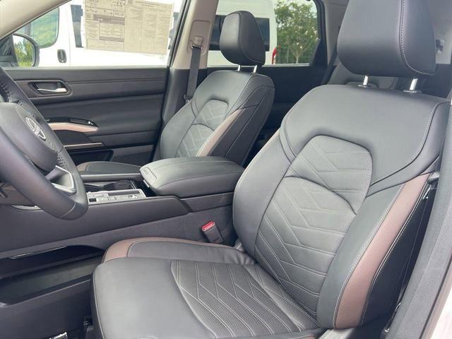 Photo of 2025 White / Black Nissan Pathfinder