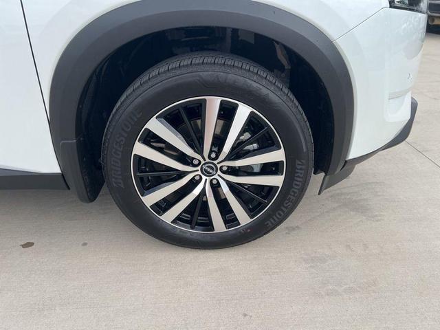 Photo of 2025 White / Black Nissan Pathfinder