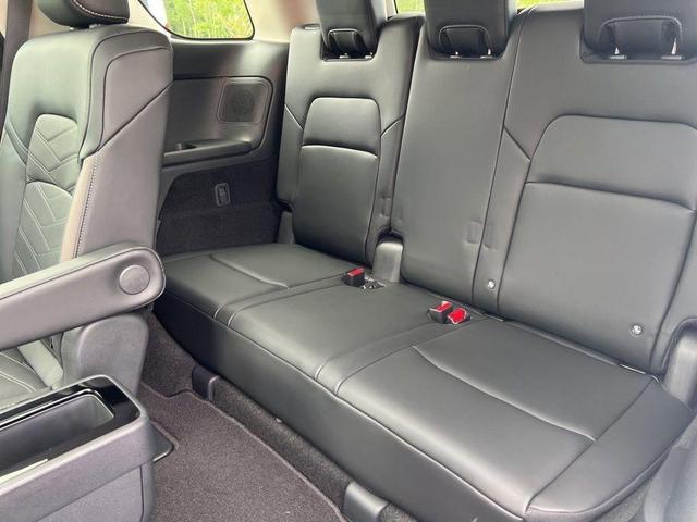 Photo of 2025 White / Black Nissan Pathfinder