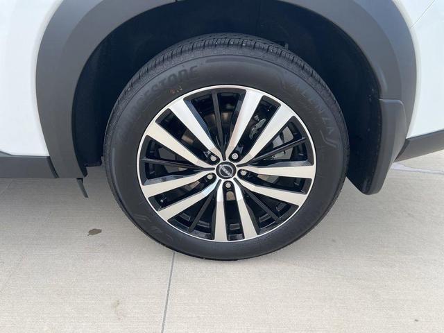 Photo of 2025 White / Black Nissan Pathfinder