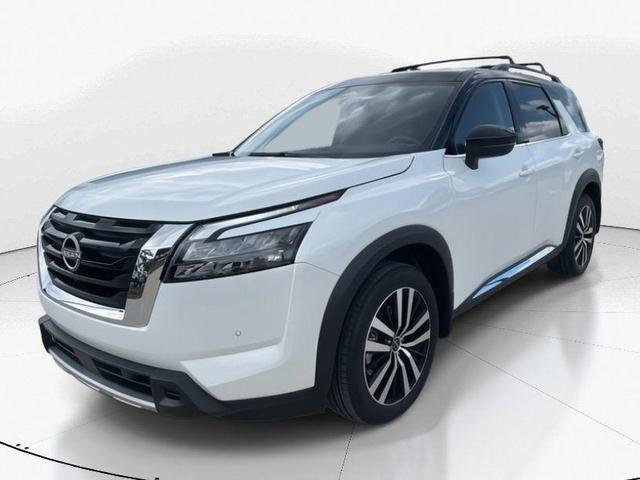 Photo of 2025 White / Black Nissan Pathfinder
