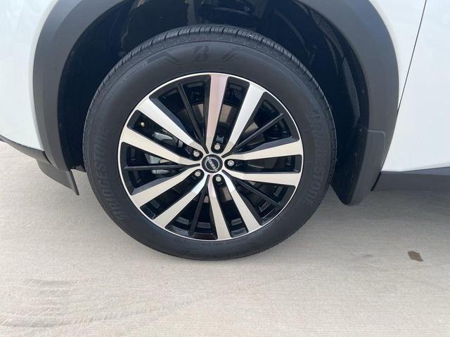 Photo of 2025 White / Black Nissan Pathfinder