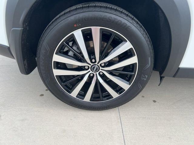 Photo of 2025 White / Black Nissan Pathfinder