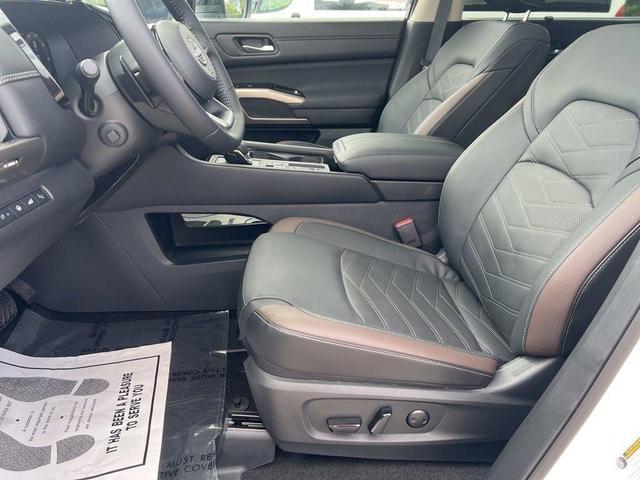 Photo of 2025 White / Black Nissan Pathfinder