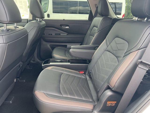 Photo of 2025 White / Black Nissan Pathfinder