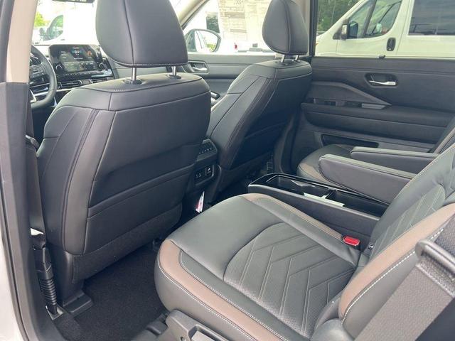 Photo of 2025 White / Black Nissan Pathfinder