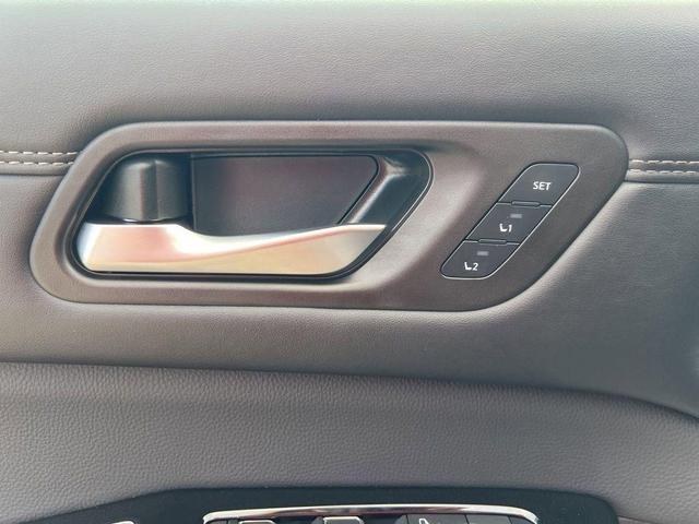 Photo of 2025 White / Black Nissan Pathfinder