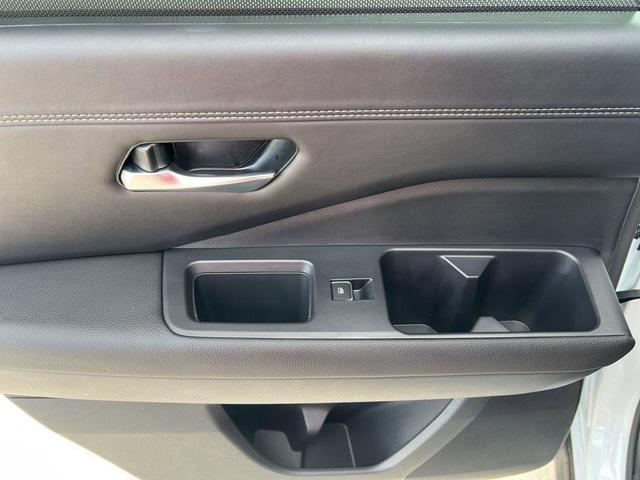 Photo of 2025 White / Black Nissan Pathfinder
