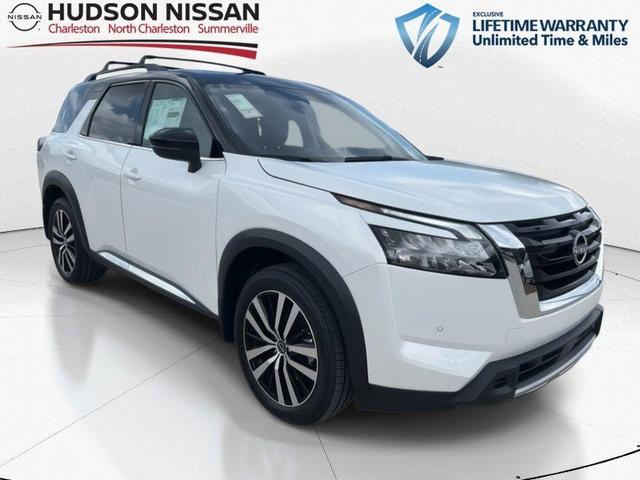 Photo of 2025 White / Black Nissan Pathfinder