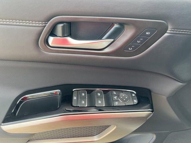 Photo of 2025 White / Black Nissan Pathfinder