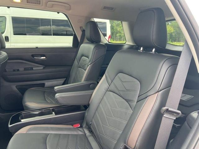 Photo of 2025 White / Black Nissan Pathfinder