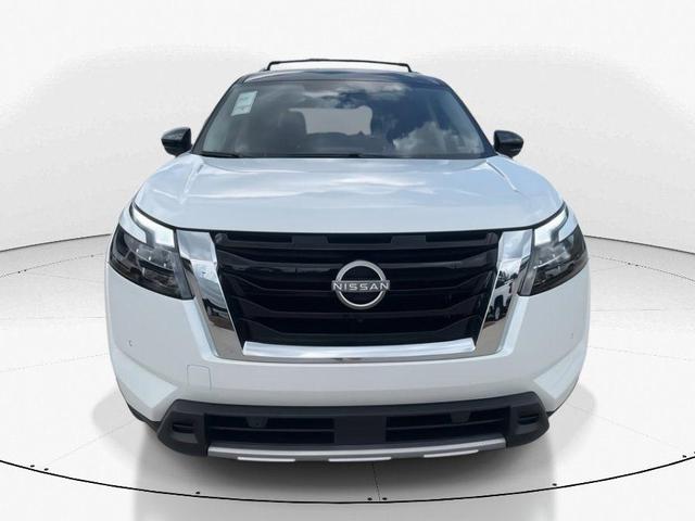Photo of 2025 White / Black Nissan Pathfinder