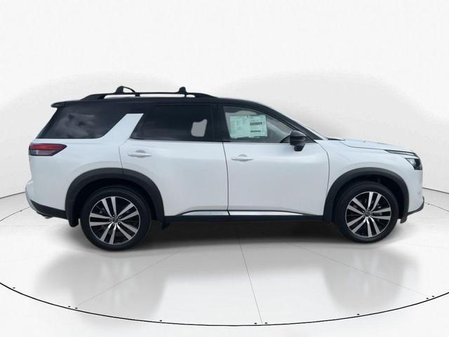 Photo of 2025 White / Black Nissan Pathfinder