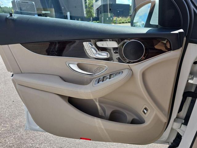 Photo of 2022 Polar White Mercedes-Benz GLC 300