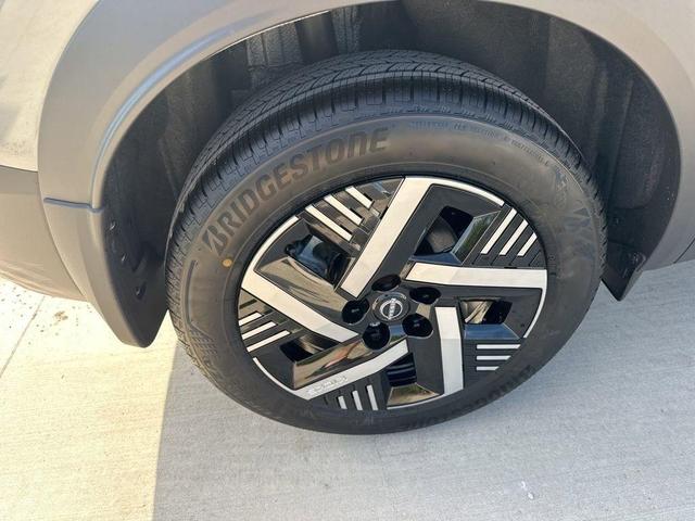 Photo of 2025 Gun Metallic Nissan Kicks