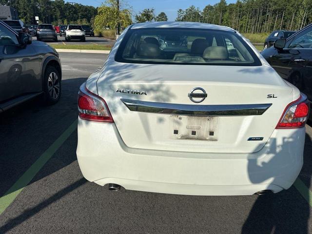 Photo of 2013 Pearl White Nissan Altima