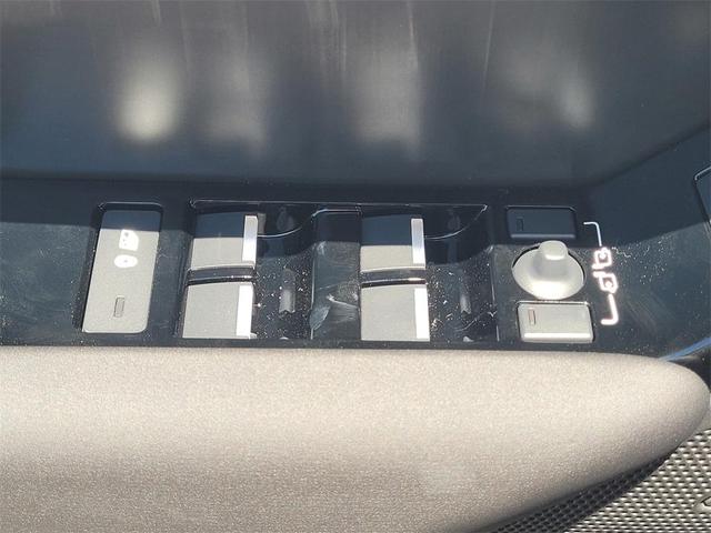 Photo of 2026 Fuji White Land Rover Range Rover Velar