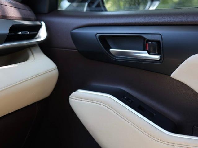 Photo of 2022 Blue Toyota Highlander